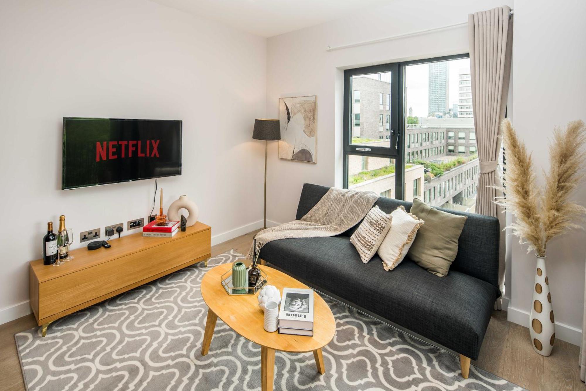 16 Minutes Walk To Eye, Shard View And Balcony Apartment London