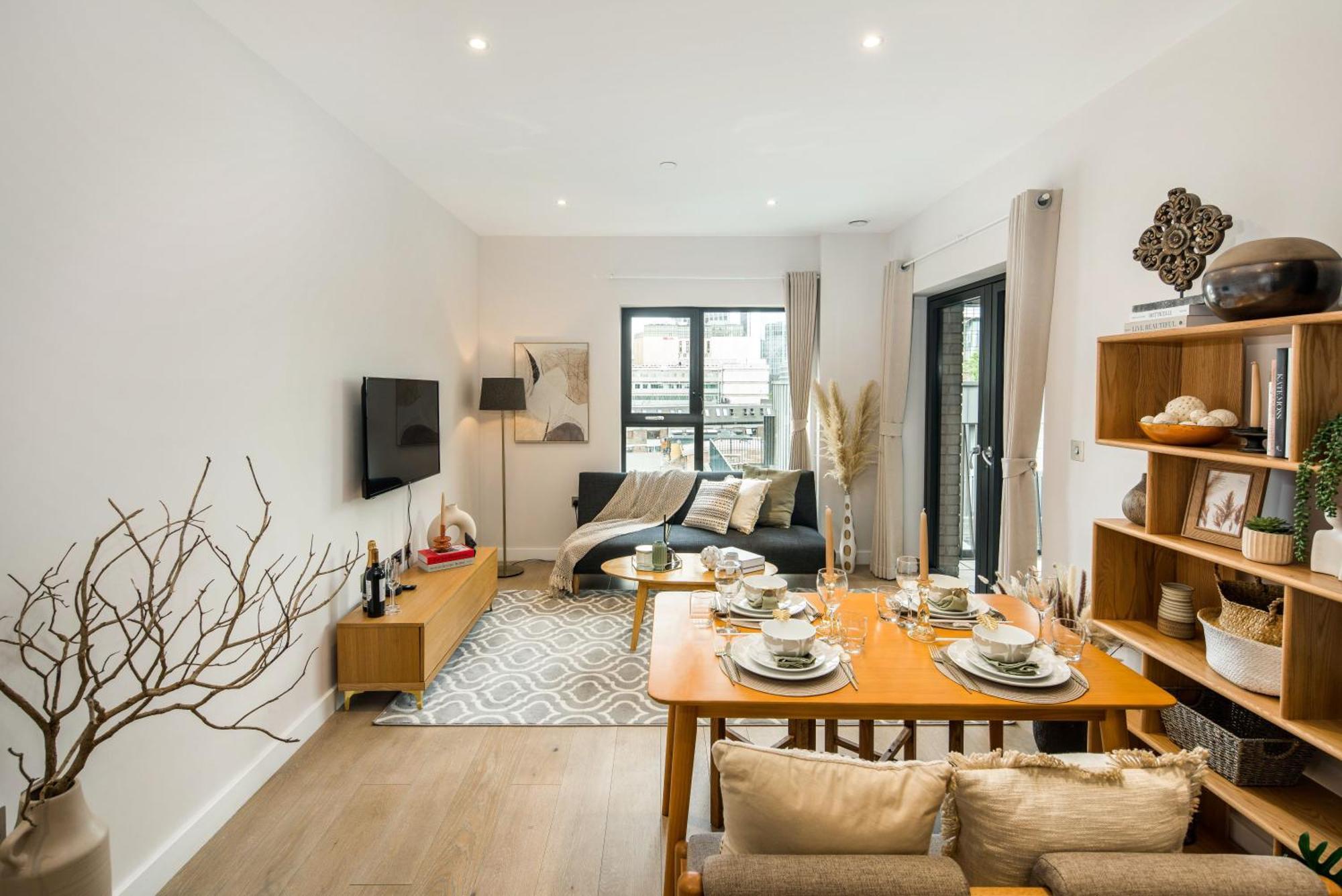 16 Minutes Walk To Eye, Shard View And Balcony Apartment London
