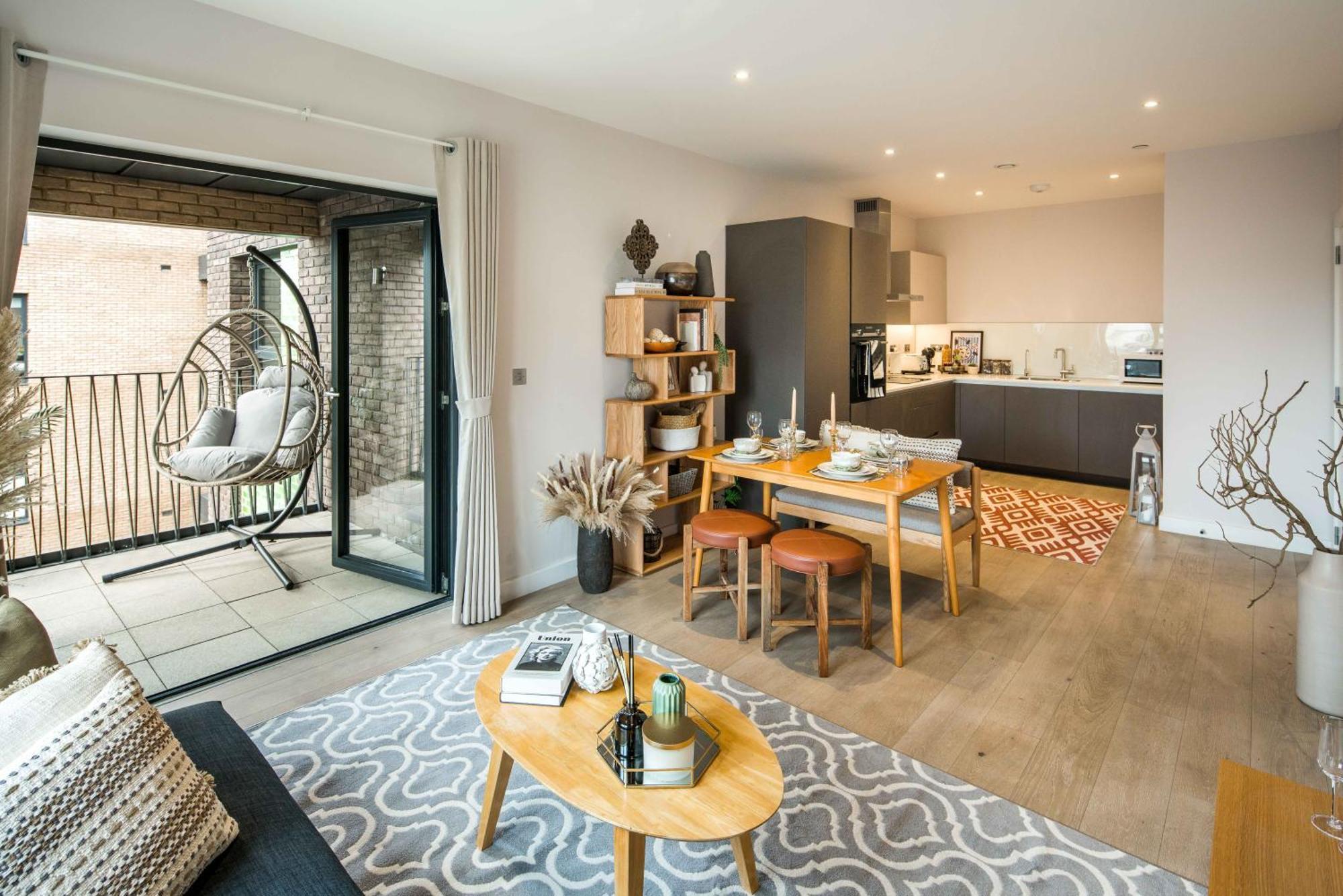 16 Minutes Walk To Eye, Shard View And Balcony Apartment London